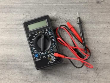 Voltmetro nero - Per misurare i valori di tensione